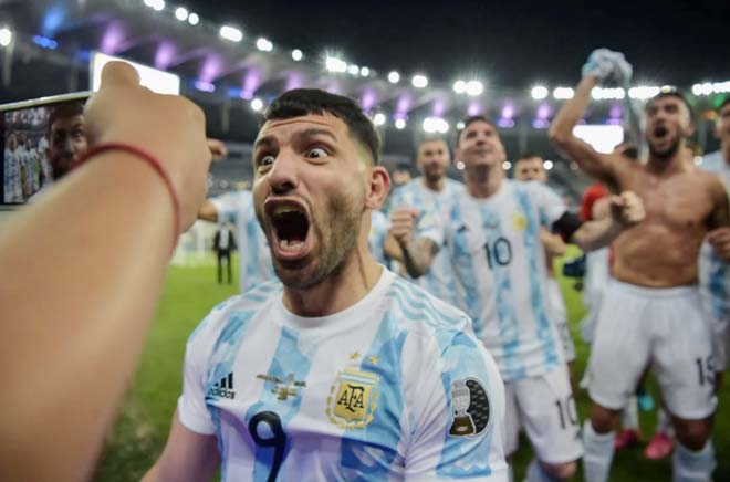 Messi lần đầu vô địch cùng ĐT Argentina, an ủi Neymar và hôn cúp xúc động - 9