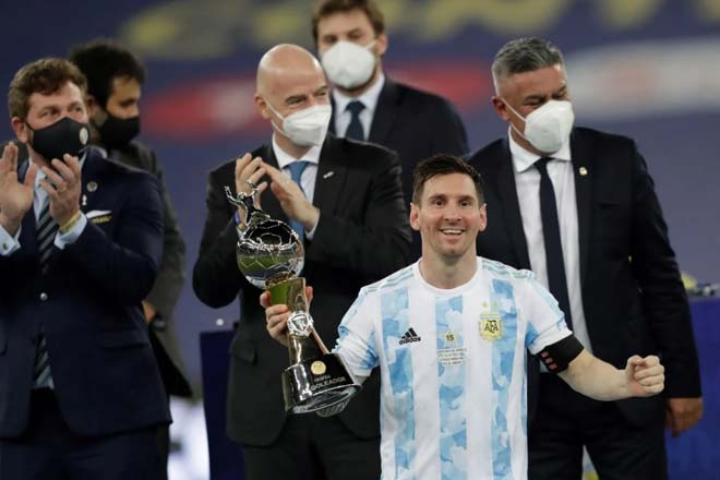 Messi lần đầu vô địch cùng ĐT Argentina, an ủi Neymar và hôn cúp xúc động - 10