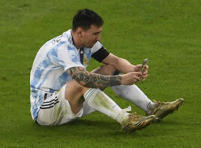 Messi lần đầu vô địch cùng ĐT Argentina, an ủi Neymar và hôn cúp xúc động - 6