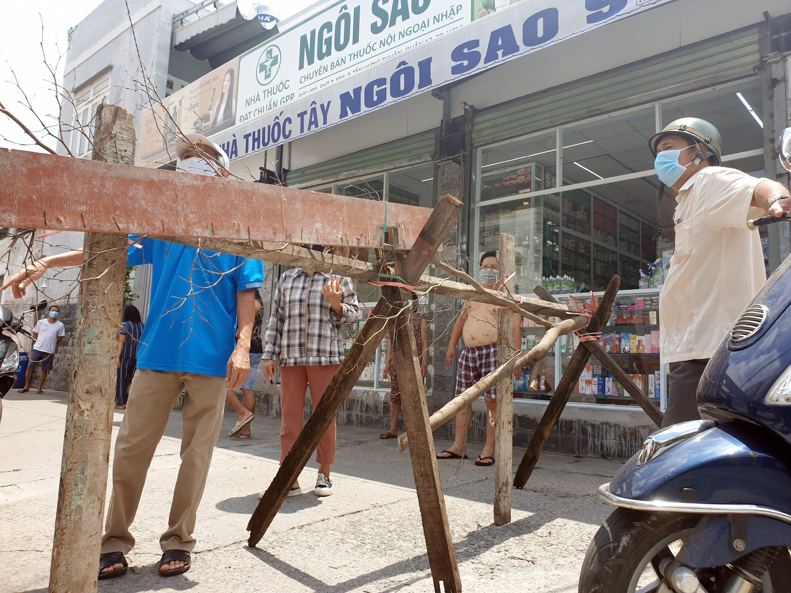 Ảnh: TP.HCM phong tỏa khắp các ngả đường, kiểm soát chặt người ra khỏi nhà - 12