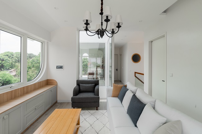 Phần không gian được sử dụng để bài trí thành một phòng khách nhỏ để gia đình có thể quây quần, nói chuyện cùng nhau và ngắm quang cảnh xanh mát xung quanh.
