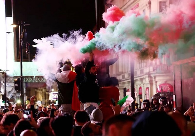 Bi kịch sau chức vô địch EURO của Italia: 2 CĐV thiệt mạng khi &#34;đi bão&#34; ăn mừng - 1