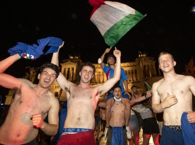 CĐV Italia hóa thành chiến binh La Mã, "đi bão" mừng đội nhà vô địch EURO 2020 - 4