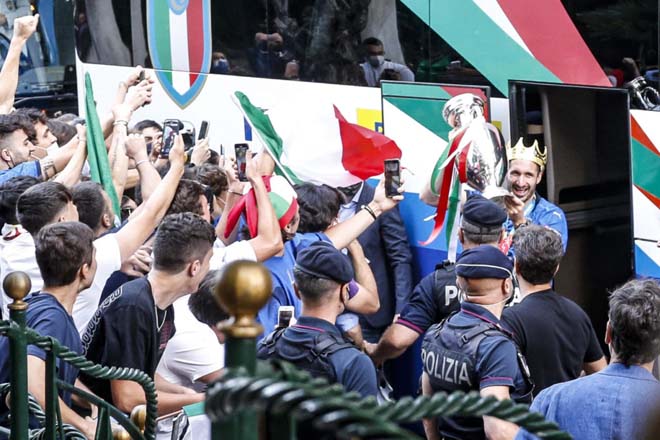 Fan Italia ăn mừng vô địch EURO 2020 quá đà, tụ tập đông đảo ngoài dinh thự Tổng thống - 1