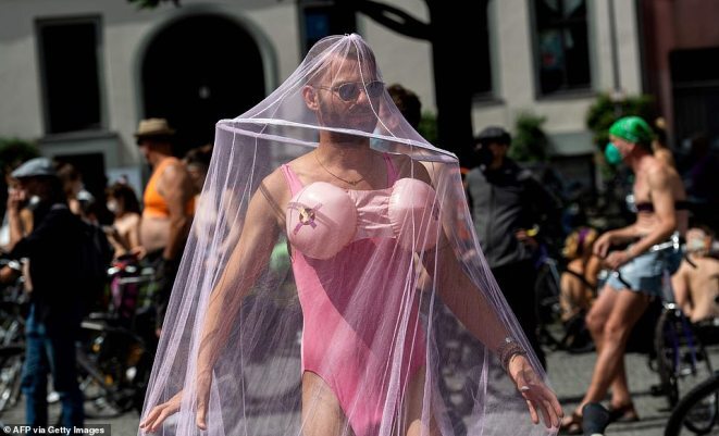 Phụ nữ Tây Âu bán nude ngoài đường, đòi quyền lợi mặc &#34;thả rông&#34; nơi công cộng - 5