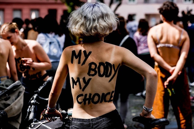 Phụ nữ Tây Âu bán nude ngoài đường, đòi quyền lợi mặc &#34;thả rông&#34; nơi công cộng - 3