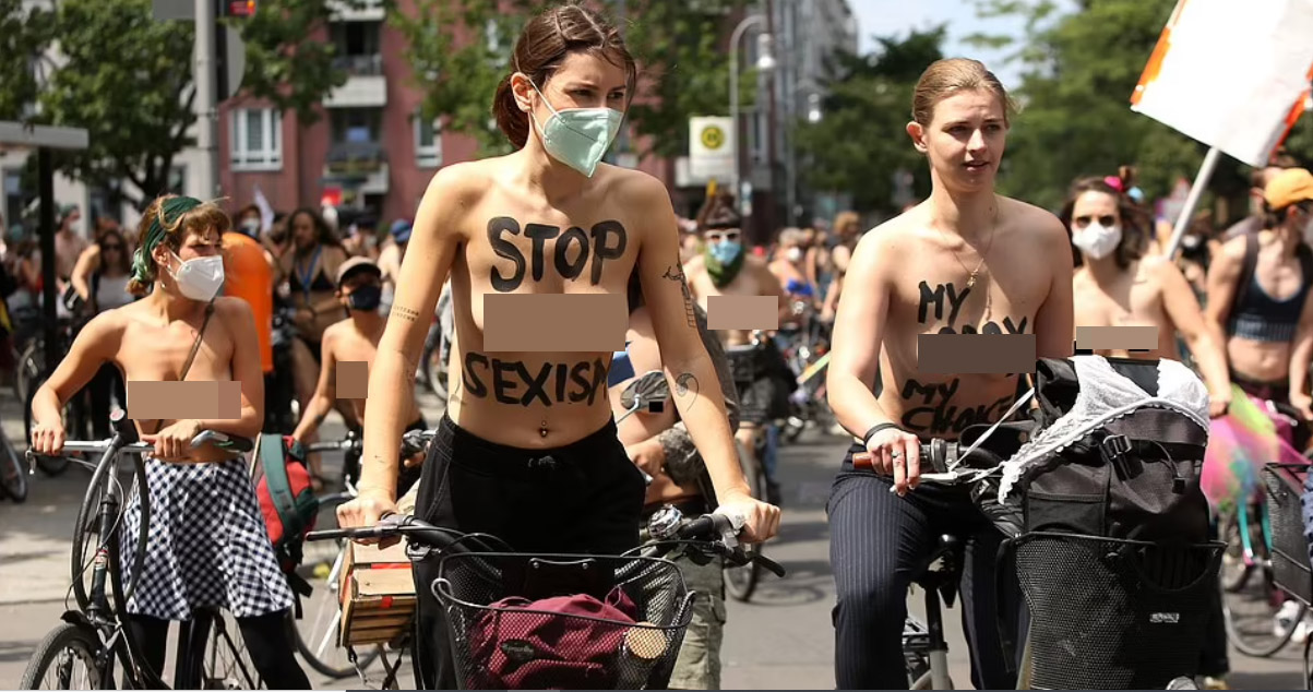 Phụ nữ Tây Âu bán nude ngoài đường, đòi quyền lợi mặc &#34;thả rông&#34; nơi công cộng - 1