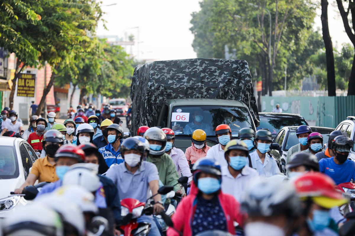 Kẹt xe kinh hoàng, xe cấp cứu bị “bao vây” giữa biển người tại chốt kiểm soát dịch COVID-19 - 11