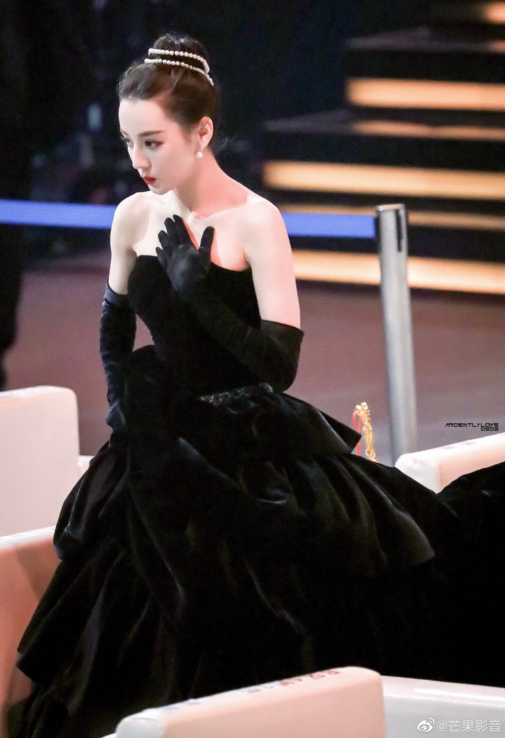 Giữa tin đồn từng phá thai, Địch Lệ Nhiệt Ba vẫn chỉ gây chú ý vì xinh đẹp xuất sắc - 6