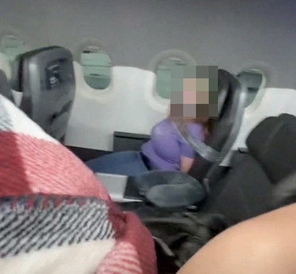 Video: Nữ hành khách bị bịt miệng, trói chặt vào ghế bằng băng dính trên chuyến bay ở Mỹ - 1