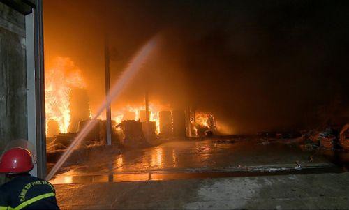 Cháy lớn trong đêm tại kho chứa lốp xe cụm công nghiệp ở TP Hạ Long - 2