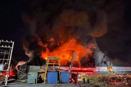 Cháy lớn trong đêm tại kho chứa lốp xe cụm công nghiệp ở TP Hạ Long - 1