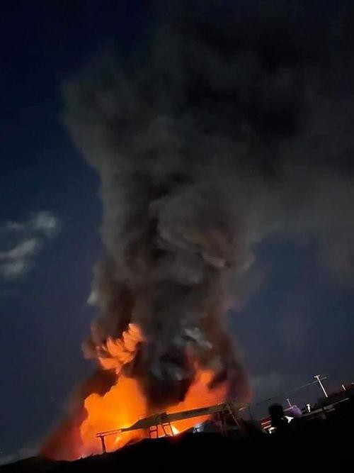 Cháy lớn trong đêm tại kho chứa lốp xe cụm công nghiệp ở TP Hạ Long - 3