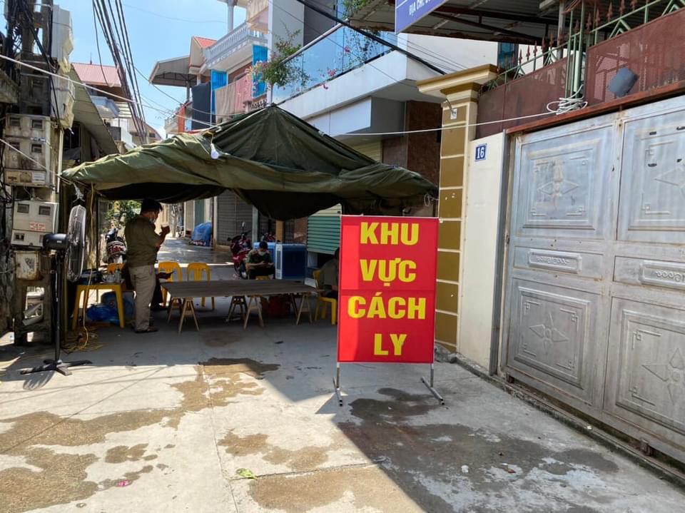 Hà Nội: Chủ tịch UBND thị trấn Quốc Oai cùng nhiều cán bộ, công an là F1 phải đi cách ly tập trung - 1