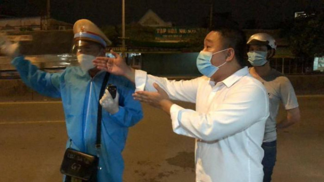 Bị chặn vì không có giấy xét nghiệm Covid-19, tài xế đôi co với CSGT 3 giờ - 2