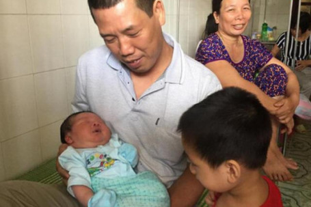 Lọt lòng nặng 7,1kg, bé trai sơ sinh nặng nhất Việt Nam giờ ra sao?