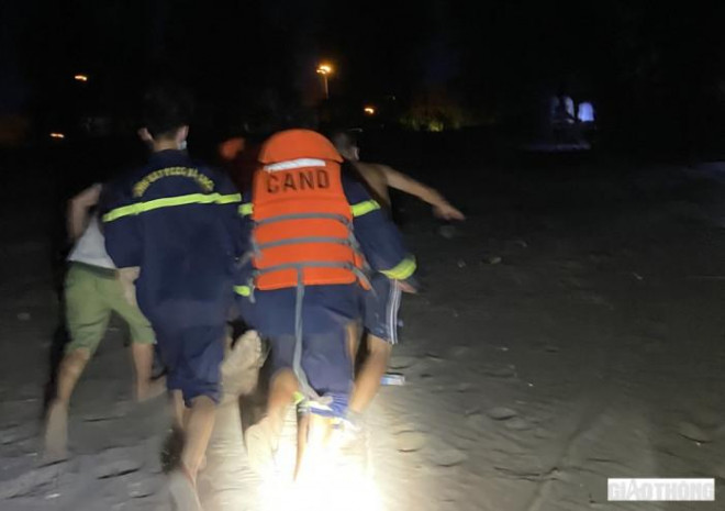 Tắm biển Cửa Lò, 2 anh em ruột đuối nước thương tâm - 2