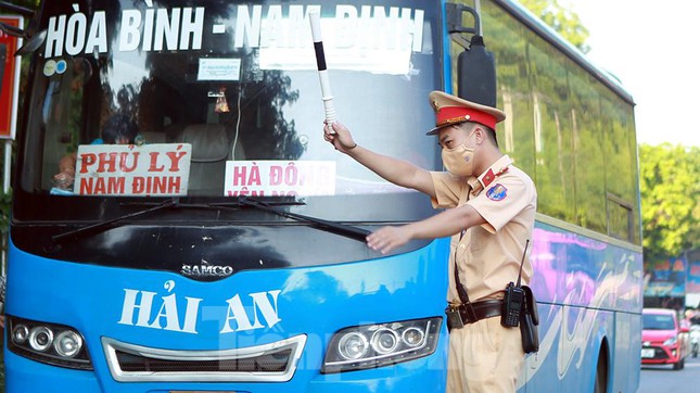 Test nhanh người có thân nhiệt cao bất thường tại điểm chốt trực COVID-19 Hà Nội - 2