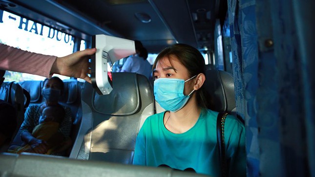 Test nhanh người có thân nhiệt cao bất thường tại điểm chốt trực COVID-19 Hà Nội - 7