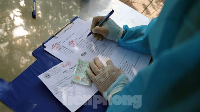 Test nhanh người có thân nhiệt cao bất thường tại điểm chốt trực COVID-19 Hà Nội - 10