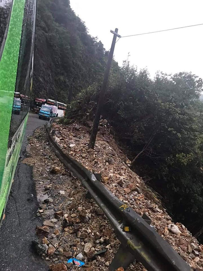 Lào Cai: Phố ngập như sông, sạt lở chia cắt tuyến đường huyết mạch - 10