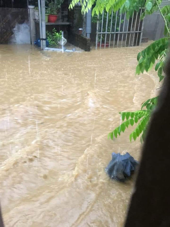 Lào Cai: Phố ngập như sông, sạt lở chia cắt tuyến đường huyết mạch - 13