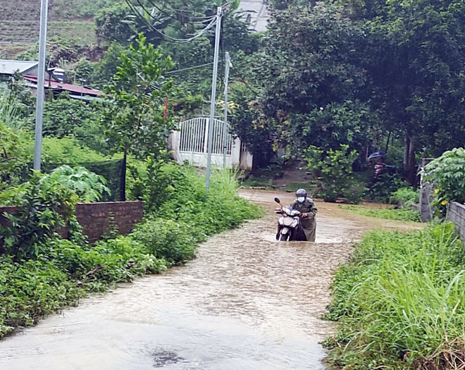 Lào Cai: Phố ngập như sông, sạt lở chia cắt tuyến đường huyết mạch - 4