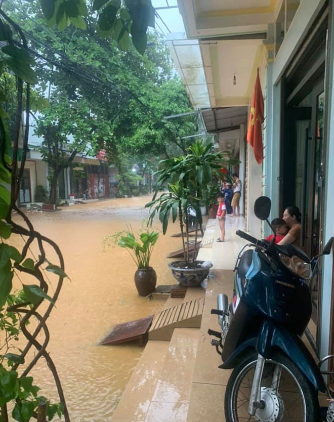 Lào Cai: Phố ngập như sông, sạt lở chia cắt tuyến đường huyết mạch - 5