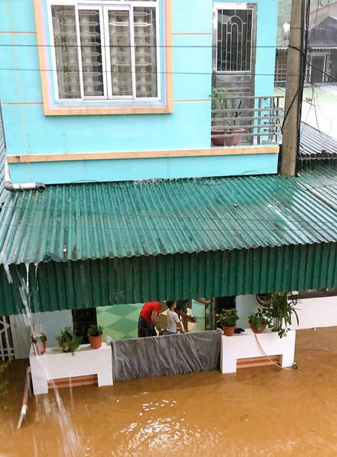 Lào Cai: Phố ngập như sông, sạt lở chia cắt tuyến đường huyết mạch - 6