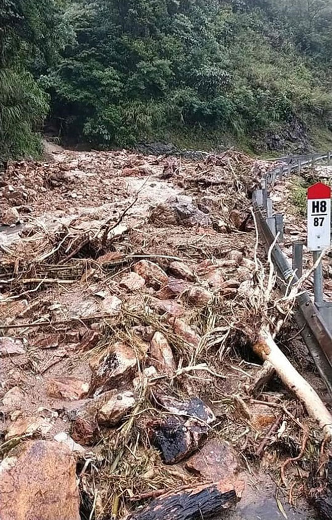 Lào Cai: Phố ngập như sông, sạt lở chia cắt tuyến đường huyết mạch - 7