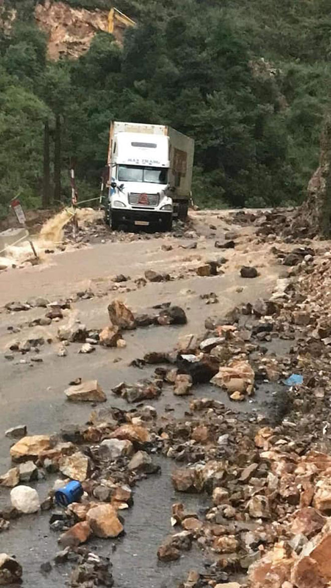 Lào Cai: Phố ngập như sông, sạt lở chia cắt tuyến đường huyết mạch - 8