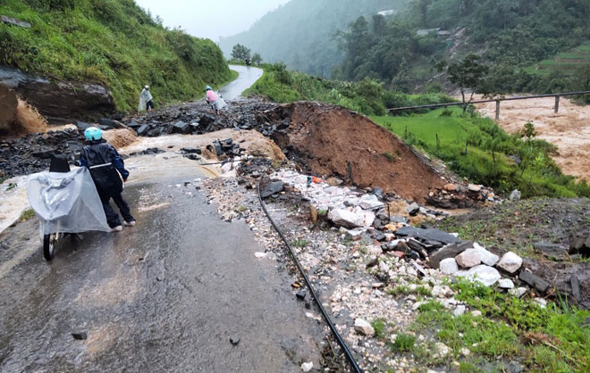 Lào Cai: Phố ngập như sông, sạt lở chia cắt tuyến đường huyết mạch - 9