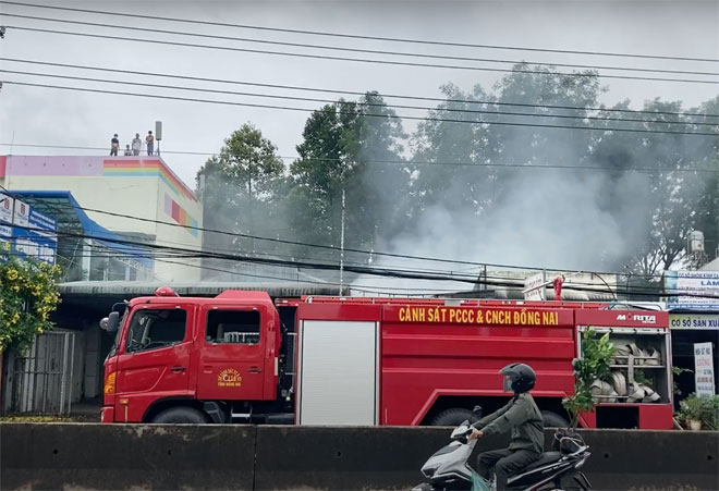 Cửa hàng phụ tùng ô tô ở Đồng Nai bốc cháy dữ dội, nhiều người tháo chạy - 2
