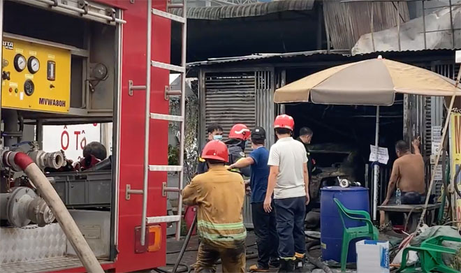 Cửa hàng phụ tùng ô tô ở Đồng Nai bốc cháy dữ dội, nhiều người tháo chạy - 3