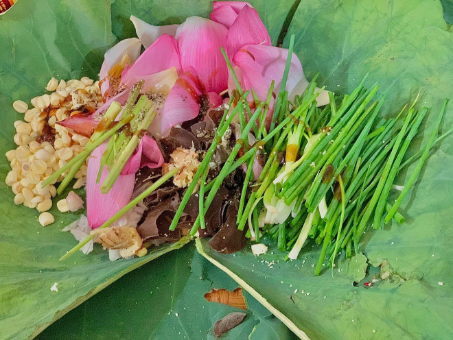 Đang sẵn hạt sen tươi, kết hợp cùng gà theo cách này đảm bảo ngon vô đối, bảo sao vua chúa ngày xưa cũng mê - 1