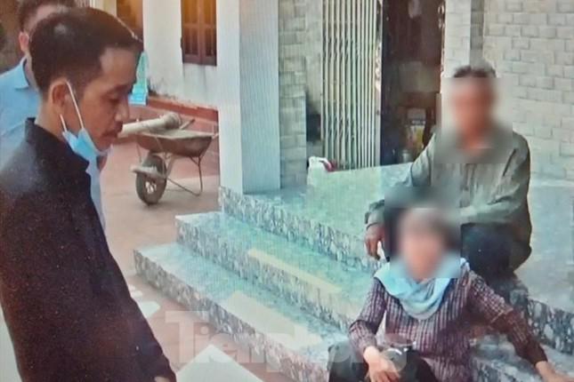 &#34;Tạo&#34; thày bói giả để lừa tình lẫn tiền của một phụ nữ suốt 5 năm - 1