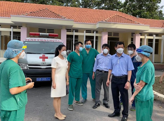 Bác sĩ trong tâm dịch nghẹn lòng nghe con hỏi 'khi nào ba mẹ về' - 3