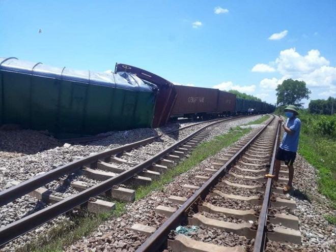 Lật tàu hàng, đường sắt Bắc - Nam qua Quảng Trị tê liệt - 2