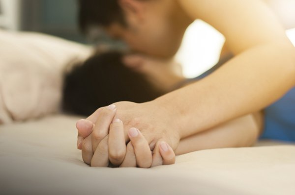 Đang cùng chồng &#34;nhập cuộc&#34; cuồng nhiệt, cô vợ trẻ bỗng bị quát &#34;dừng lại&#34; và lý do không ngờ - 1