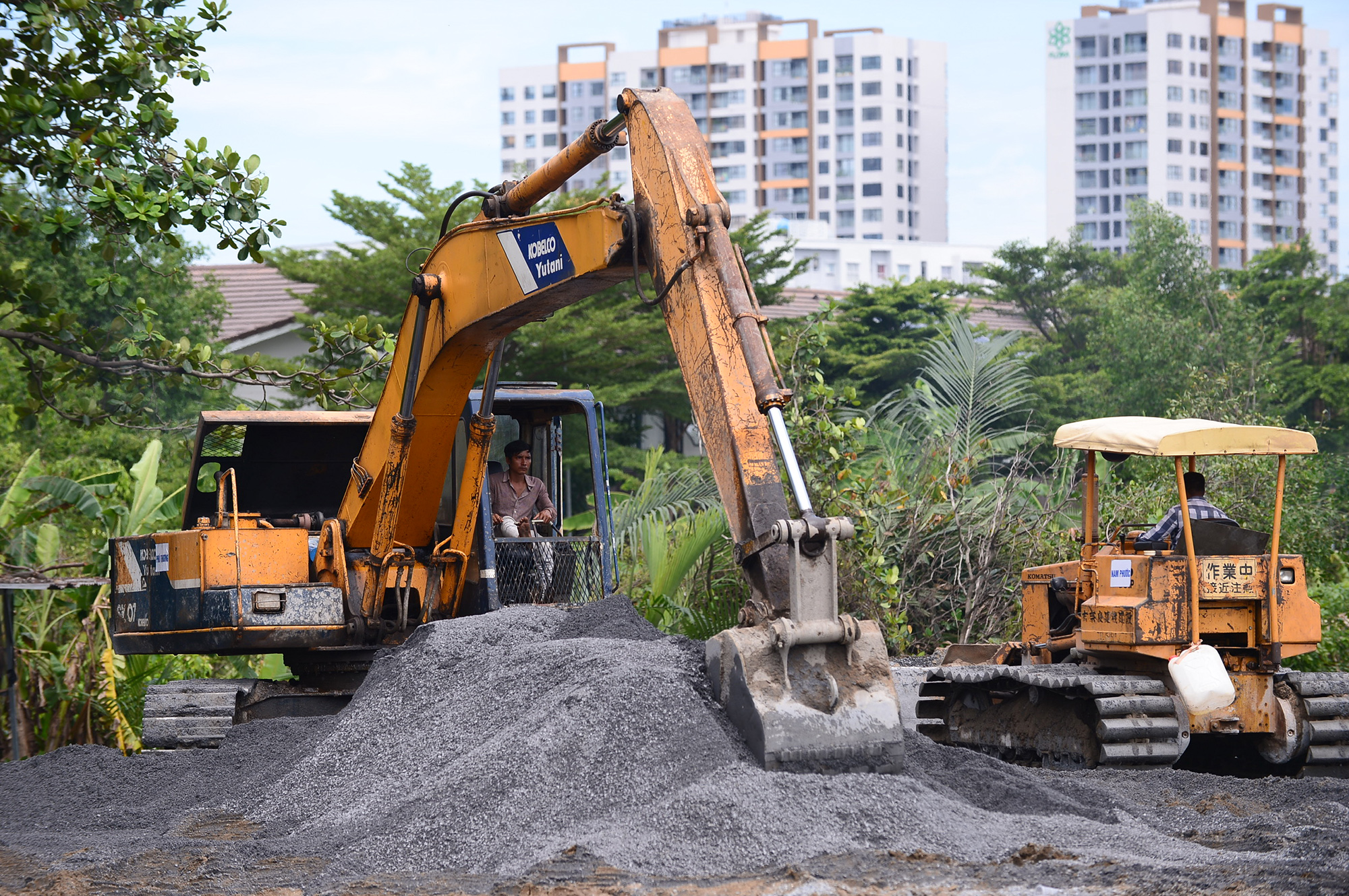 Ảnh: Hàng trăm công nhân ăn ngủ tại chỗ để gấp rút hoàn thành 2 BV dã chiến chữa COVID-19 tại TP.HCM - 16