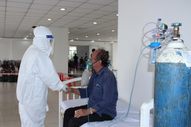 Giáp mặt hàng nghìn F0 trong "căn cứ địa" điều trị COVID-19 - 6