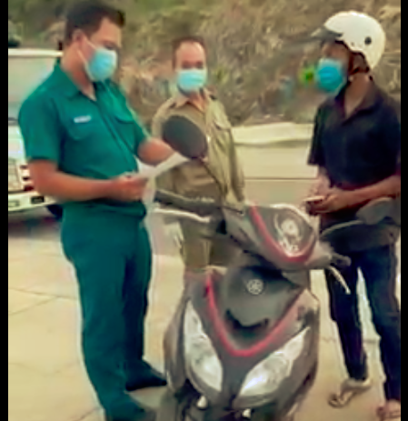 Phó chủ tịch phường cho giữ xe người đi mua bánh mì, nói 'không phải thực phẩm thiết yếu' - 2