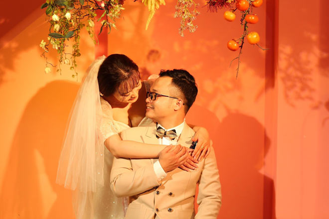 Cặp đôi tổ chức lễ cưới ở phòng trọ, họ hàng hai bên chúc mừng qua màn hình máy tính - 5