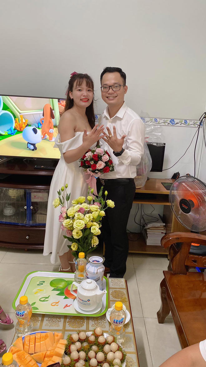 Cặp đôi tổ chức lễ cưới ở phòng trọ, họ hàng hai bên chúc mừng qua màn hình máy tính - 4
