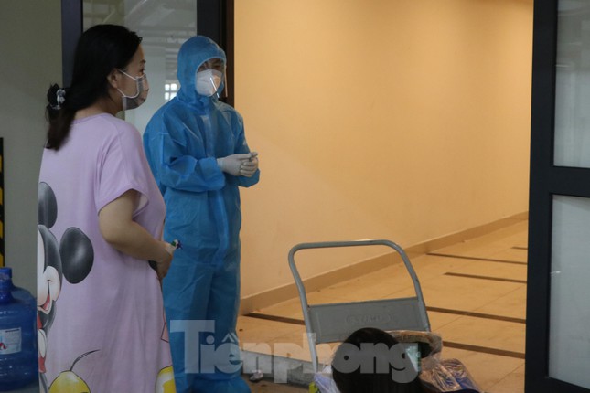 Theo chân bác sĩ chăm sản phụ mắc COVID-19 ở bệnh viện dã chiến lớn nhất TP.HCM - 2