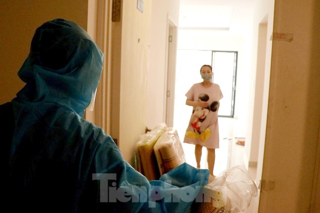 Theo chân bác sĩ chăm sản phụ mắc COVID-19 ở bệnh viện dã chiến lớn nhất TP.HCM - 5