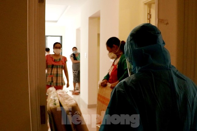 Theo chân bác sĩ chăm sản phụ mắc COVID-19 ở bệnh viện dã chiến lớn nhất TP.HCM - 3