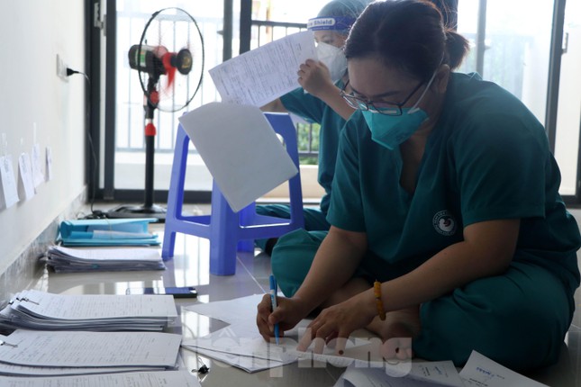 Theo chân bác sĩ chăm sản phụ mắc COVID-19 ở bệnh viện dã chiến lớn nhất TP.HCM - 10