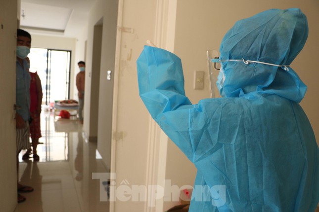 Theo chân bác sĩ chăm sản phụ mắc COVID-19 ở bệnh viện dã chiến lớn nhất TP.HCM - 8