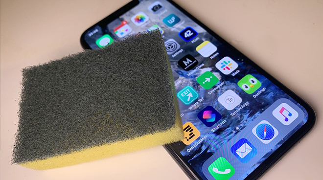 Apple khuyến cáo không nên dùng dung môi lạ làm sạch iPhone - 1